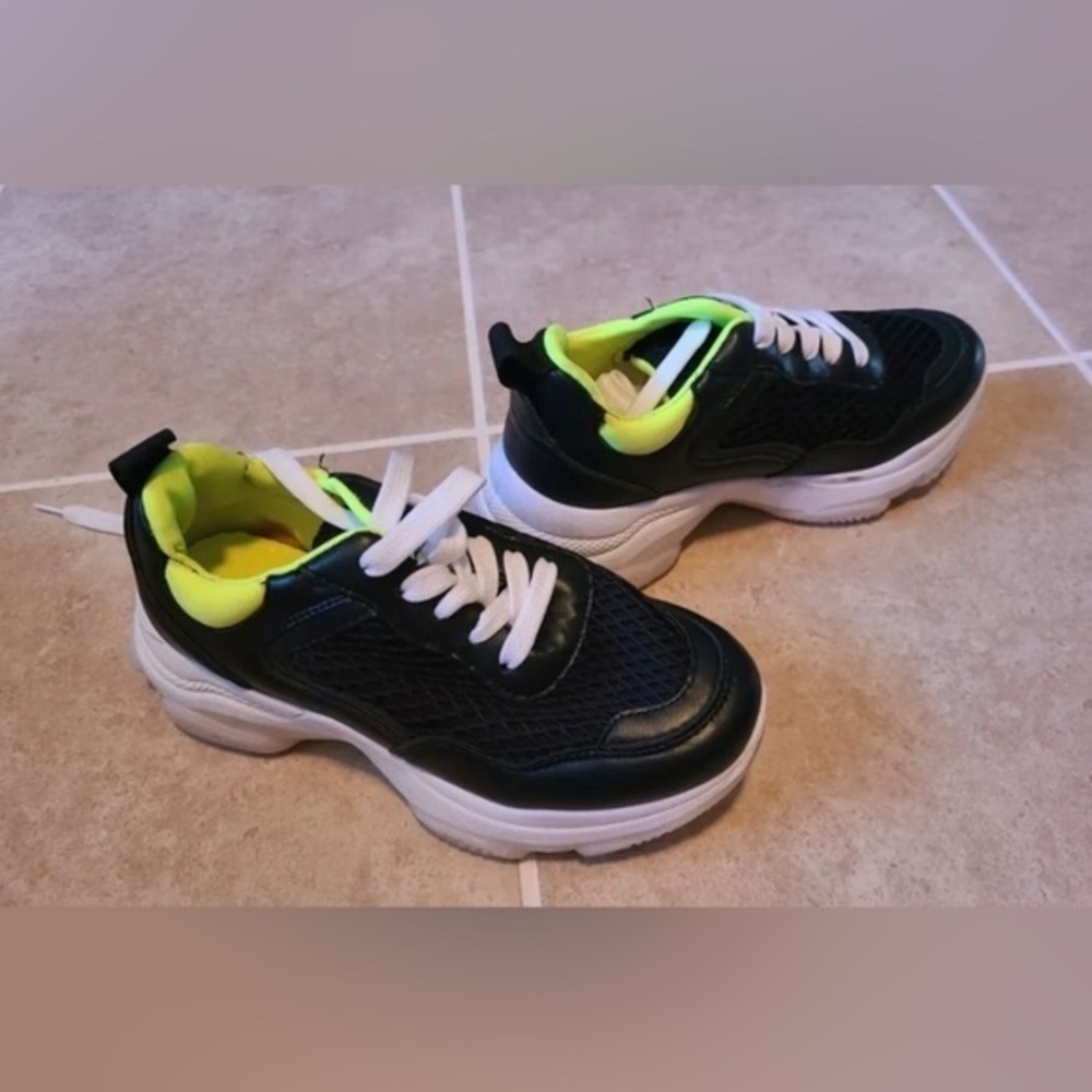 Cape Robbin Ignite in black & lime color sneakers 👟